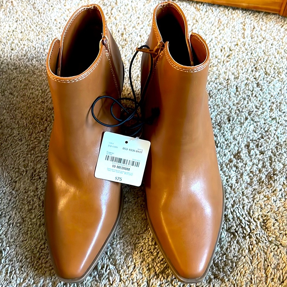 New woman’s ankle boots size 10M color brown.   Beautiful boot.